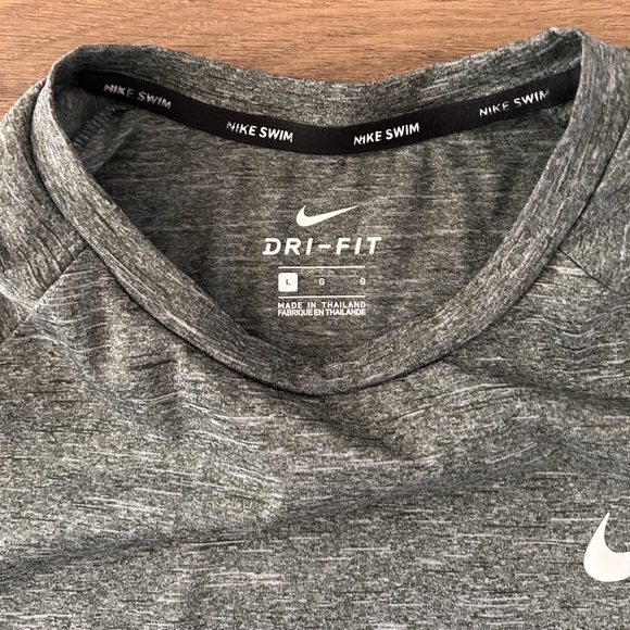 Nike Men's Heathered Short-Sleeve Hydroguard Swim Shirt- EUC - Picture 5 of 8